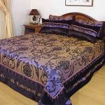 Beau couvre-lit et oreillers violets avec des motifs inhabituels