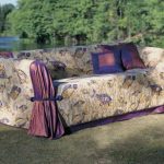 Belle couverture sur un canapé en plein air