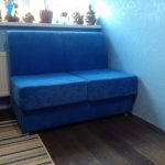 Petit canapé bleu à l'intérieur