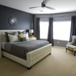 L'ensemble minimal de mobilier pour la chambre à coucher en gris