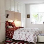 Petite chambre avec lit ajusté