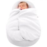 Couverture Cocoon blanche pour un nouveau-né