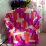 Plaid, tricotant à partir de motifs de différentes tailles