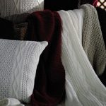 Couvertures à tricoter de différentes couleurs et textures différentes