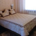 Couvre-lit durable et lourd sur le lit avec une frange