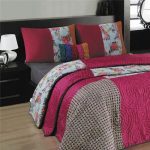 Couvre-lit en tapisserie multicolore pour un grand lit
