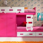 Lit rose et blanc avec une armoire pour deux enfants