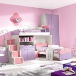 Chambre rose et lilas avec lits superposés