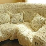 Couvre-lit tricoté à la main sur le canapé