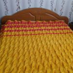 Couverture jaune vif sur le lit