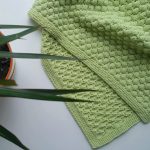 Plaid vert avec un motif inhabituel de tricot