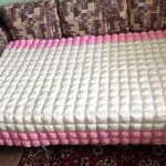 Bonbon de couverture blanc-rose sur un grand canapé