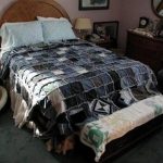 Grand couvre-lit patchwork sur un lit double faites-le vous-même