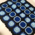 Petit tapis artisanal bleu et noir