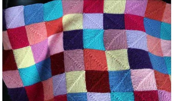 Des couvertures de carrés tricotées du coin