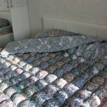 Couverture de bonbon multicolore sur un lit double
