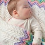 Plaid blanc à bords colorés pour bébé