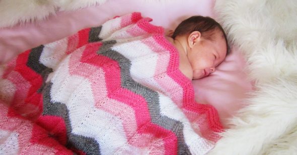 Nuances de blanc, rose, cramoisi et gris pour un plaid pour les nouveau-nés