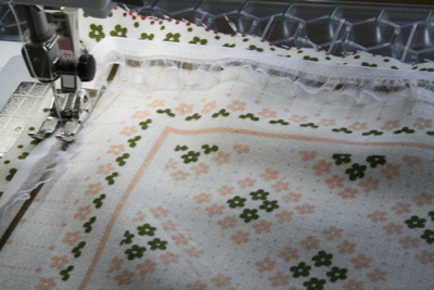 Découpez le tissu pour taies d'oreiller