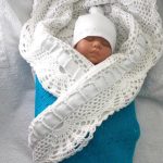 Enveloppe ajourée tricotée pour bébé