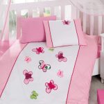 Papillons lumineux pour un lit de fille rose délicat