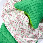 Peluche verte et coton floral pour un tapis douillet