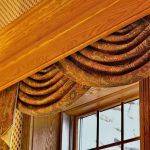 Grande corniche en bois avec fixations invisibles pour rideaux