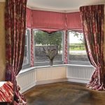 Longs rideaux marrons avec un motif pour une baie vitrée dans la chambre