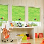 Décoration de fenêtre dans les stores enrouleurs de la chambre des enfants