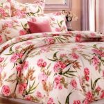 Beau tissu avec des roses est idéal pour lit de couture