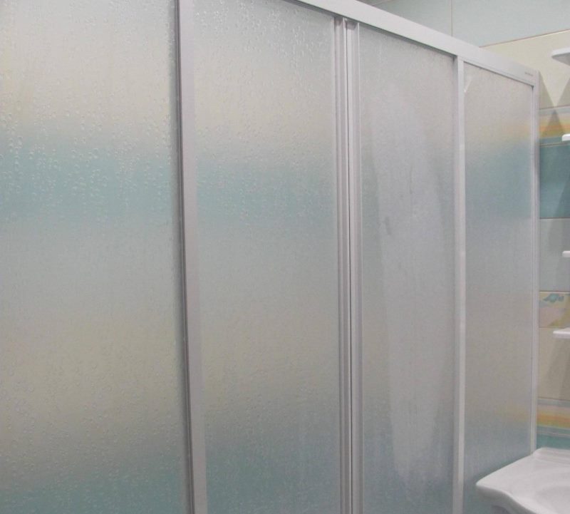 Surfaces opaques des volets mobiles d'un rideau en plastique