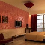 Chambre douce avec des éléments lumineux de la couleur bordeaux: rideaux, lampe et canapé