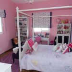 Murs roses dans la chambre d'une fille d'âge préscolaire