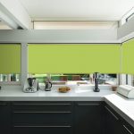 Rideaux vert clair sur les fenêtres de la cuisine dans une maison privée