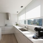 Design de cuisine blanche avec grande fenêtre