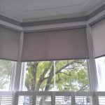 Socle en polyuréthane au plafond de la baie vitrée