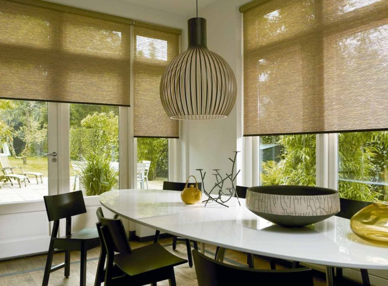 Des rideaux de lumière en paille de bambou aux fenêtres de la cuisine