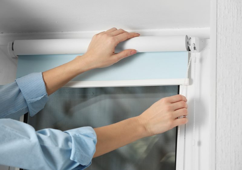 Installer un rideau avec vos mains sur la fenêtre en PVC