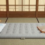 Petite chambre japonaise avec un matelas pour dormir la nuit