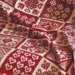 Couverture tricotée blanche et rouge à partir de motifs avec différents motifs