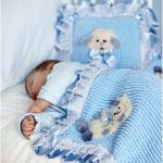 Couverture bleue et oreiller avec un agneau de vos propres mains