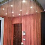 Les rideaux de coton peuvent être fixés à la corniche flexible du plafond