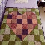 Couvre-lit avec des sceaux sur un fond vert d'éléments tricotés