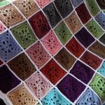 Carrés colorés de résidus de fil pour un plaid brillant sur le canapé