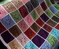 Carrés colorés de résidus de fil pour un plaid brillant sur le canapé