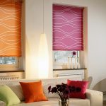 Salon design avec rideaux multicolores