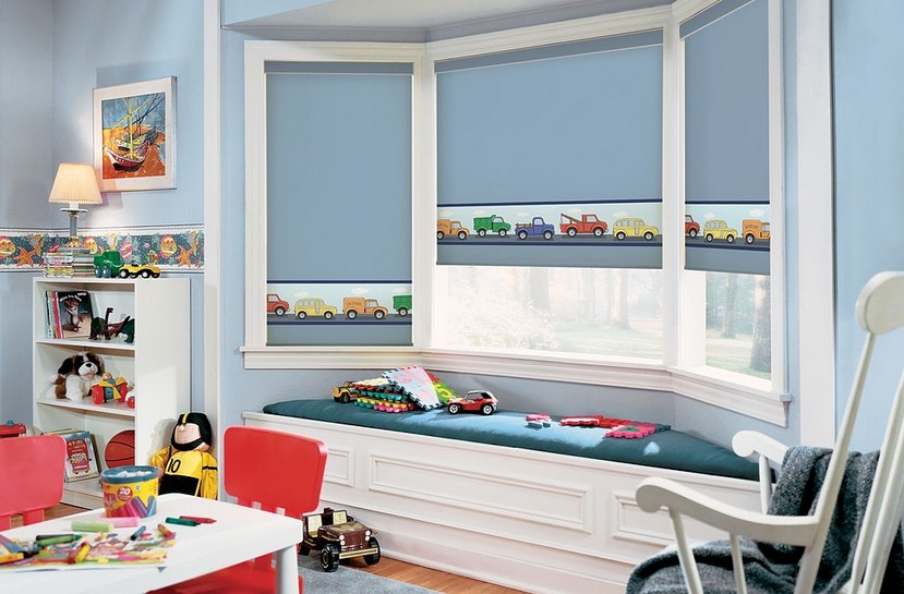 Conception de la chambre des enfants avec des rideaux bleus