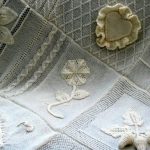 Éléments tricotés avec aiguilles à tricoter pour couvertures de patchwork
