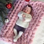 Plaid rose de grand tricot pour enfants