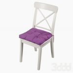 Coussin d'assise violet sur une chaise blanche
